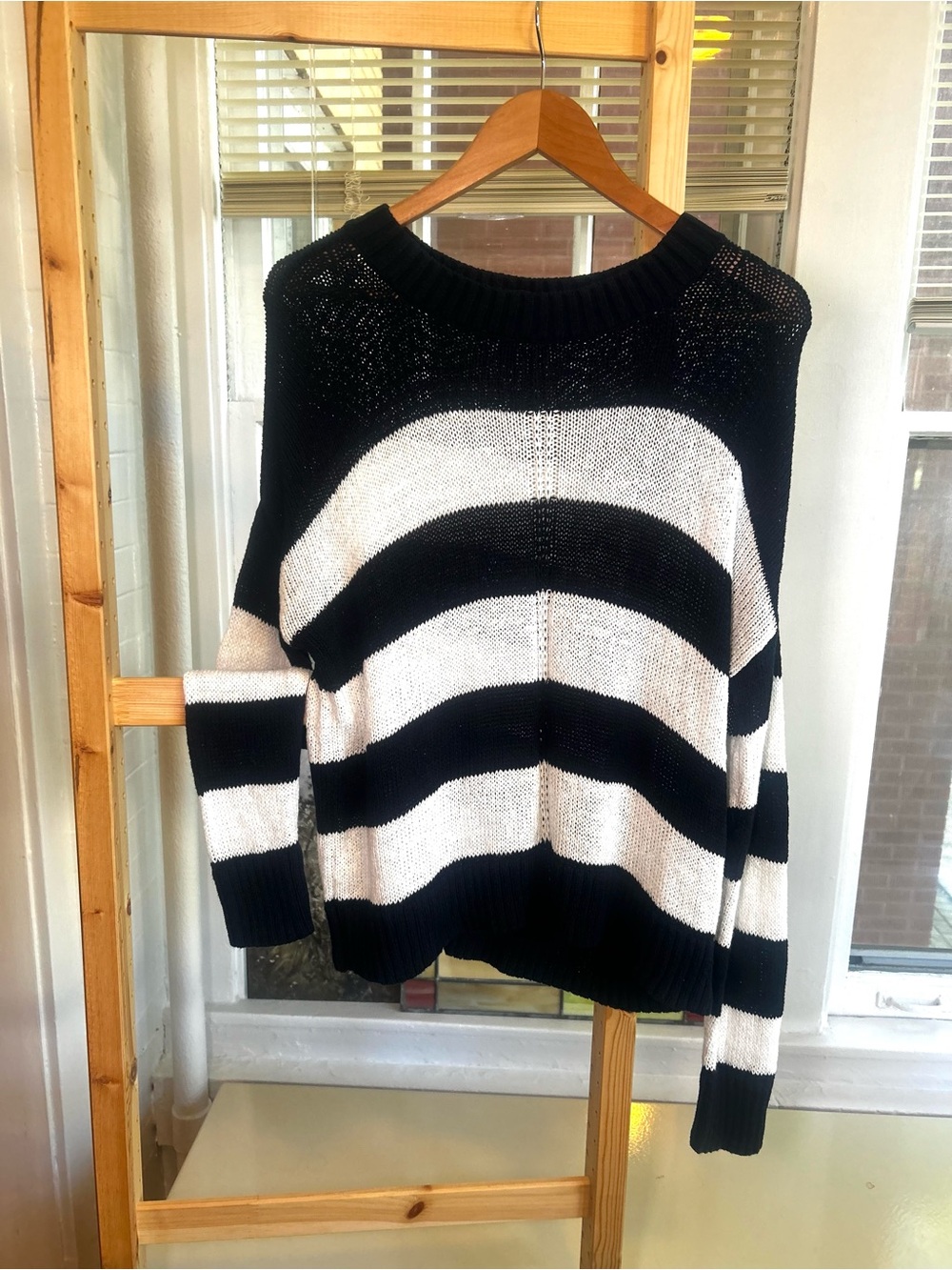 Banana Republic Striped Knit Sweater in Navy Blue & White Size Medium